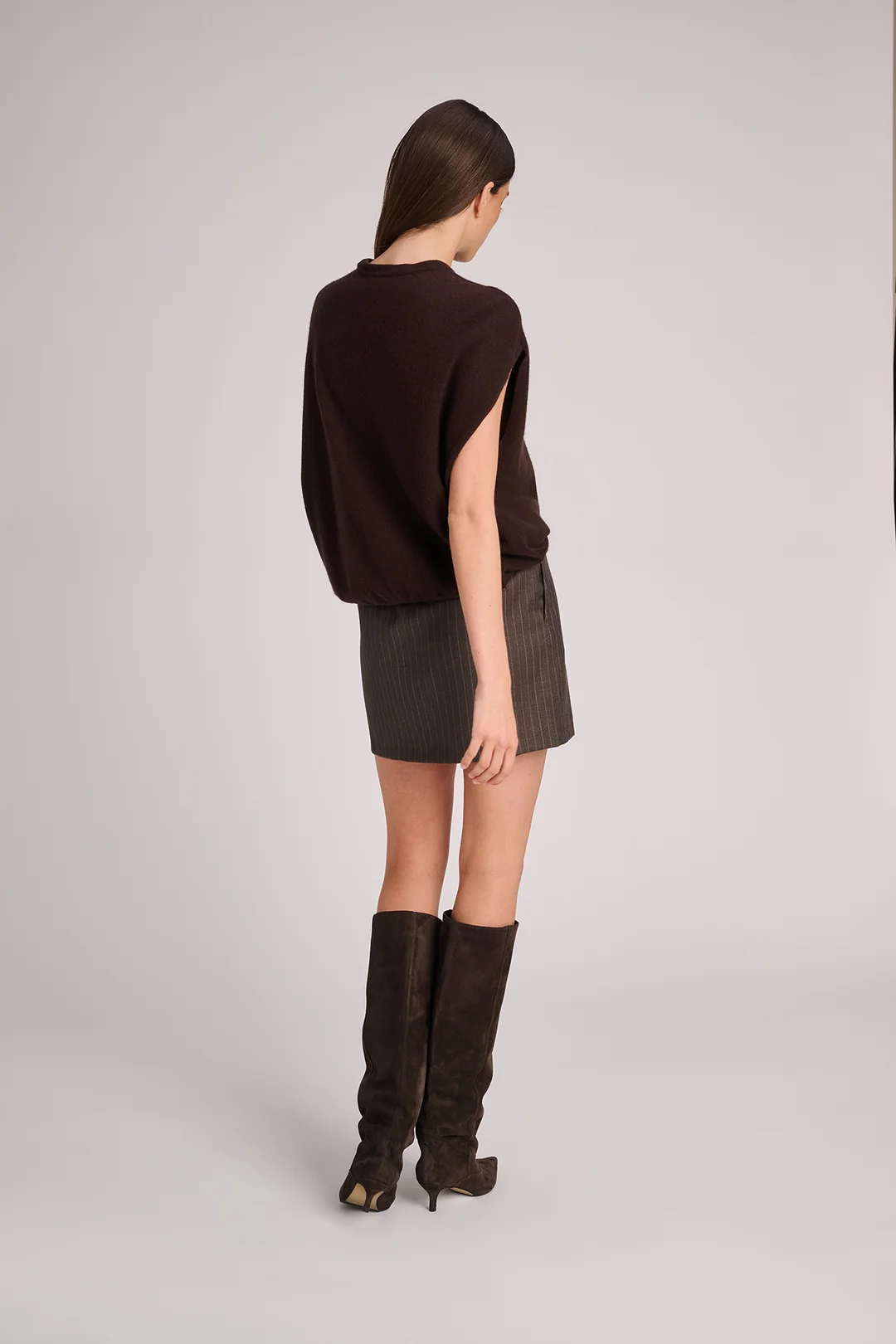 Pull_Amsterdam_chocolat_skirt_river_chocolat_boots_tosette_chocolat.webp