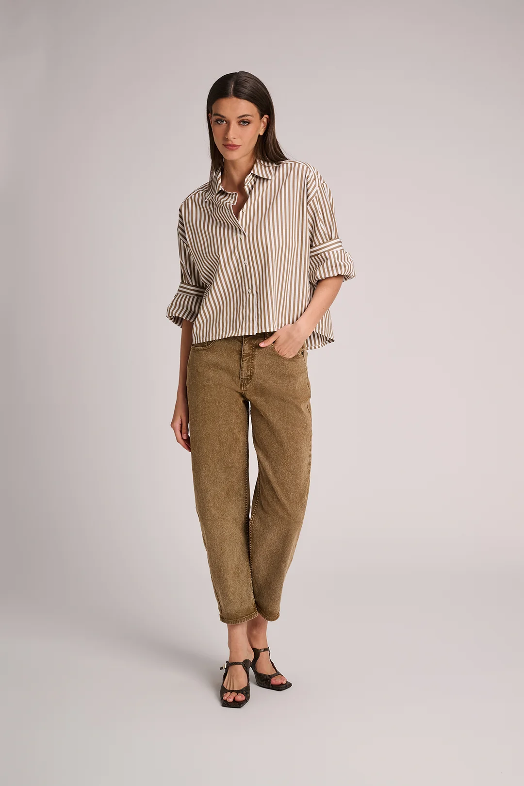 blouse_toronto_olive_trousers_lima_olive_sandals_raven.webp